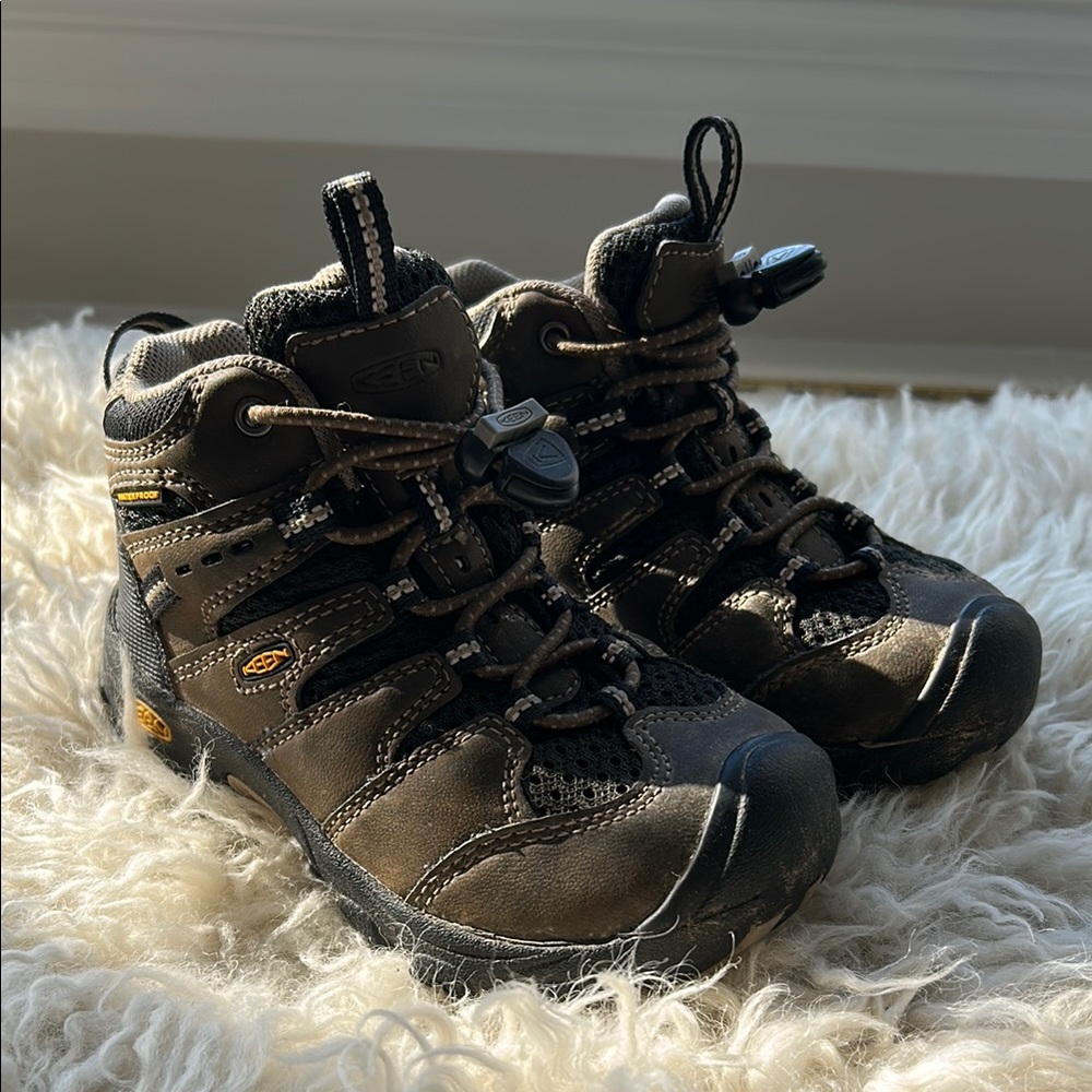 Keen Kids Rugged Hiking Boots with adjustable elastic laces